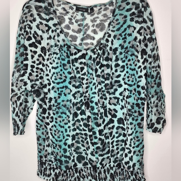 Animal Print Top - Picture 2 of 5